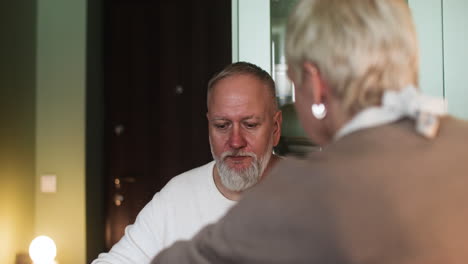 pareja tomando té en casa