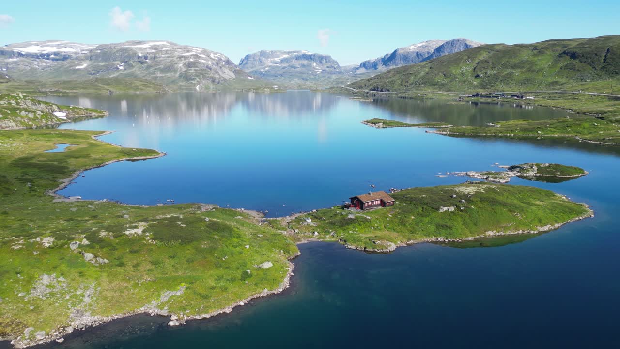 paisaje natural en noruega, lago stavatn, vestland, vestfold y telemark - recorrido aéreo