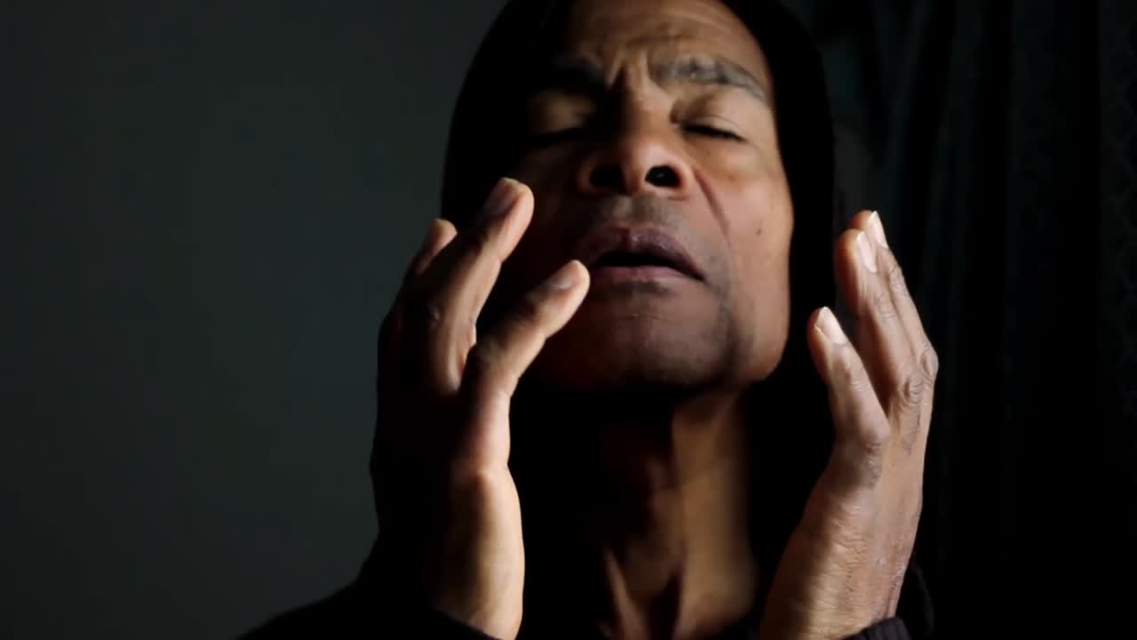 orando a dios con las manos juntas sobre fondo blanco con gente almacen de metraje de video