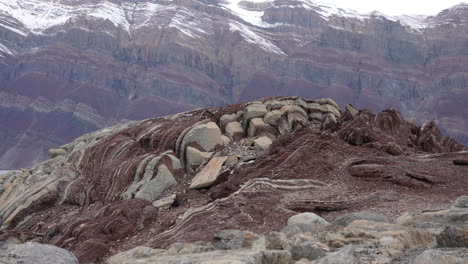 capas de roca calcárea en las colinas y montañas de groenlandia