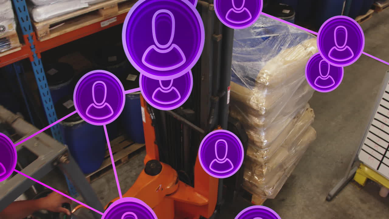 анимация сети связей с иконами над афроамериканским рабочим мужчиной на складе