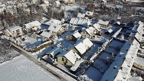 Vuelo-De-Drones-Sobre-La-Ciudad-En-Polonia-Durante-El-Día-Soleado-De-Invierno