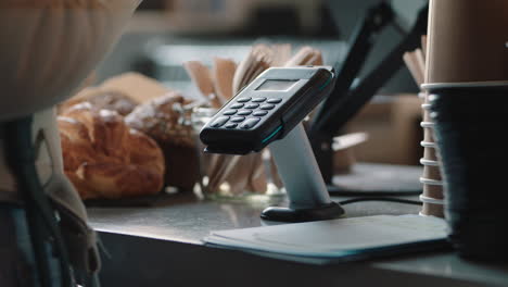 Cierre-El-Pago-Del-Cliente-Mediante-El-Pago-Sin-Contacto-Con-Un-Teléfono-Inteligente-En-La-Cafetería-Disfrutando-Del-Servicio-Gastando-Dinero-En-El-Restaurante