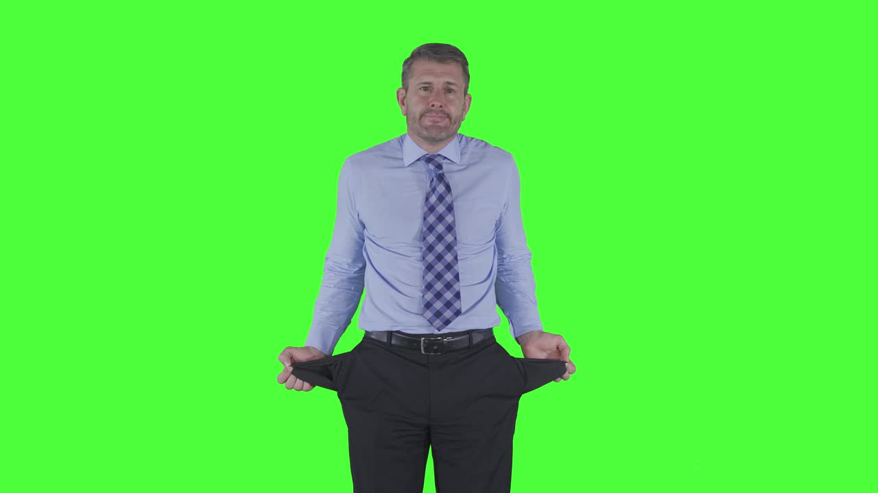 빈 주머니를 보여주는 백인 사업가