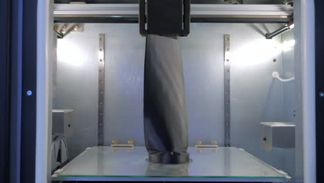 proceso de impresión 3d de un objeto de plástico negro