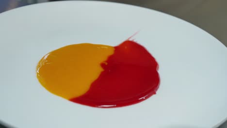 plato de postre colorido con salsa amarilla y roja