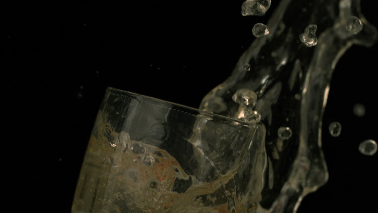 fresa cayendo en la flauta de champán