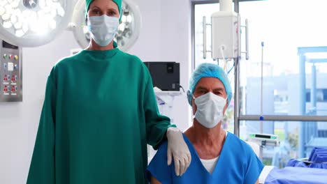 retrato de cirujanos con máscara quirúrgica en el teatro de operaciones