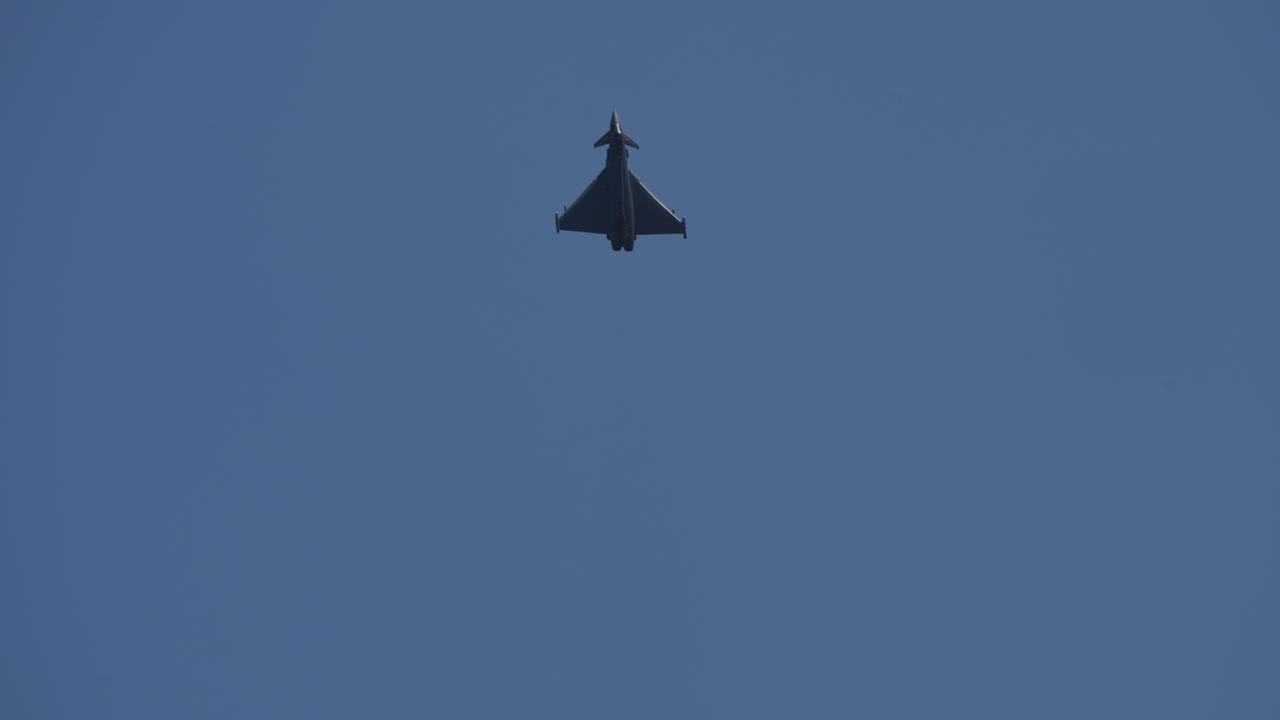 avión de combate en el cielo