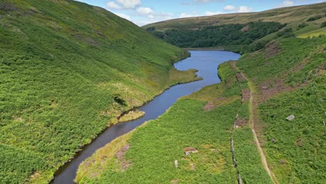 imágenes aéreas de drones de la campiña de yorkshire con páramos de valles y lago de embalse, agua