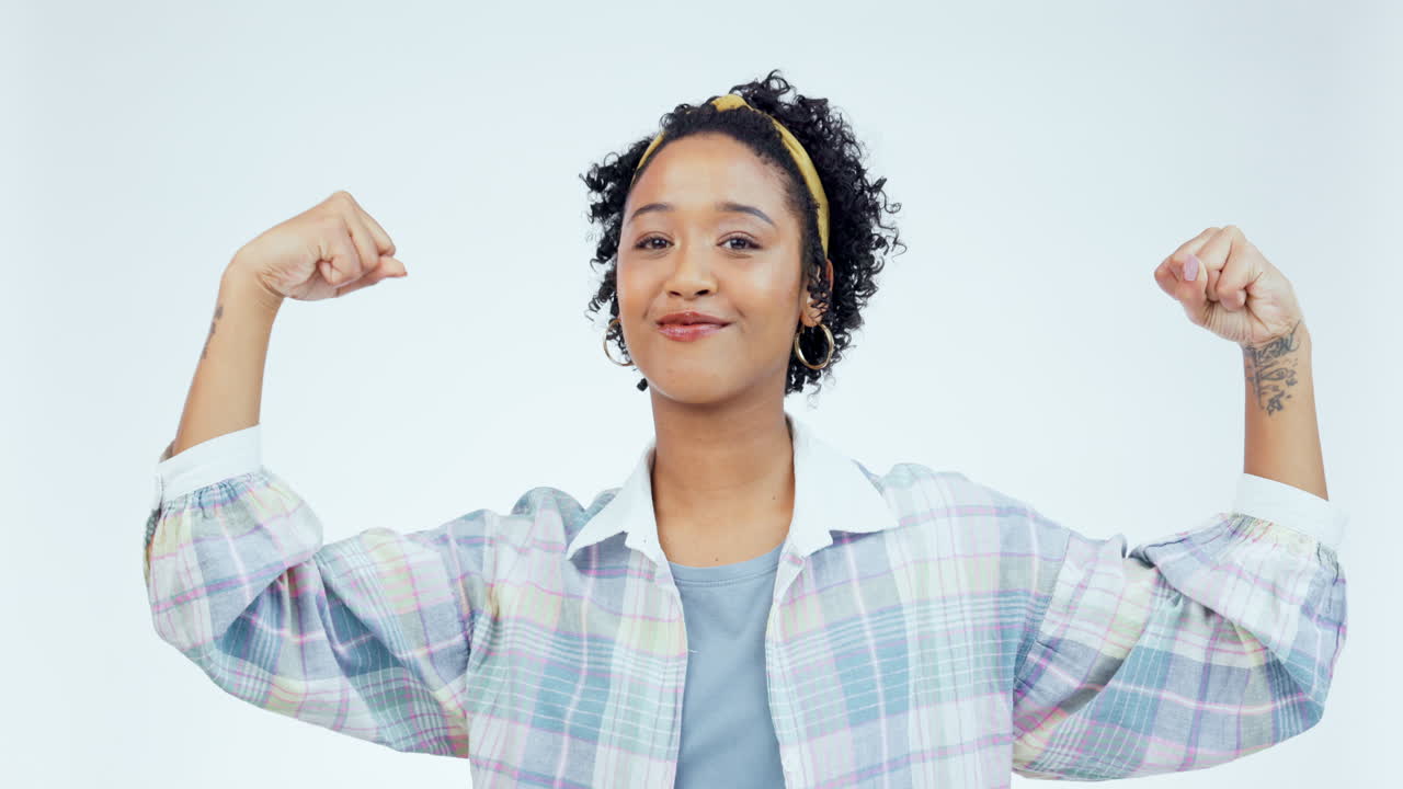 brazo, flexión y cara de mujer en el estudio feliz