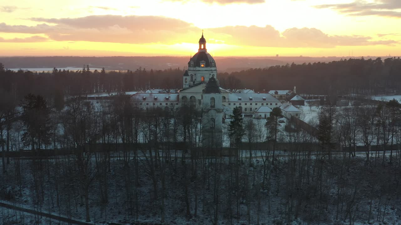 vista aérea del monasterio pažaislis en un atardecer de invierno