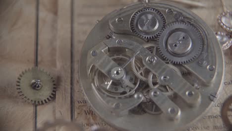 fotografía macro de un mecanismo de tick-tock antiguo en movimiento
