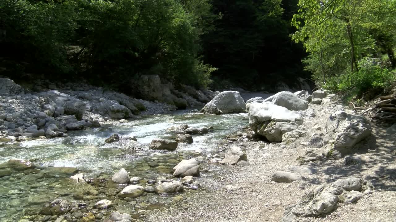 il fiume tolminka che scorre in estate, la valle di soca in una giornata di sole, una scena naturale nel parco nazionale