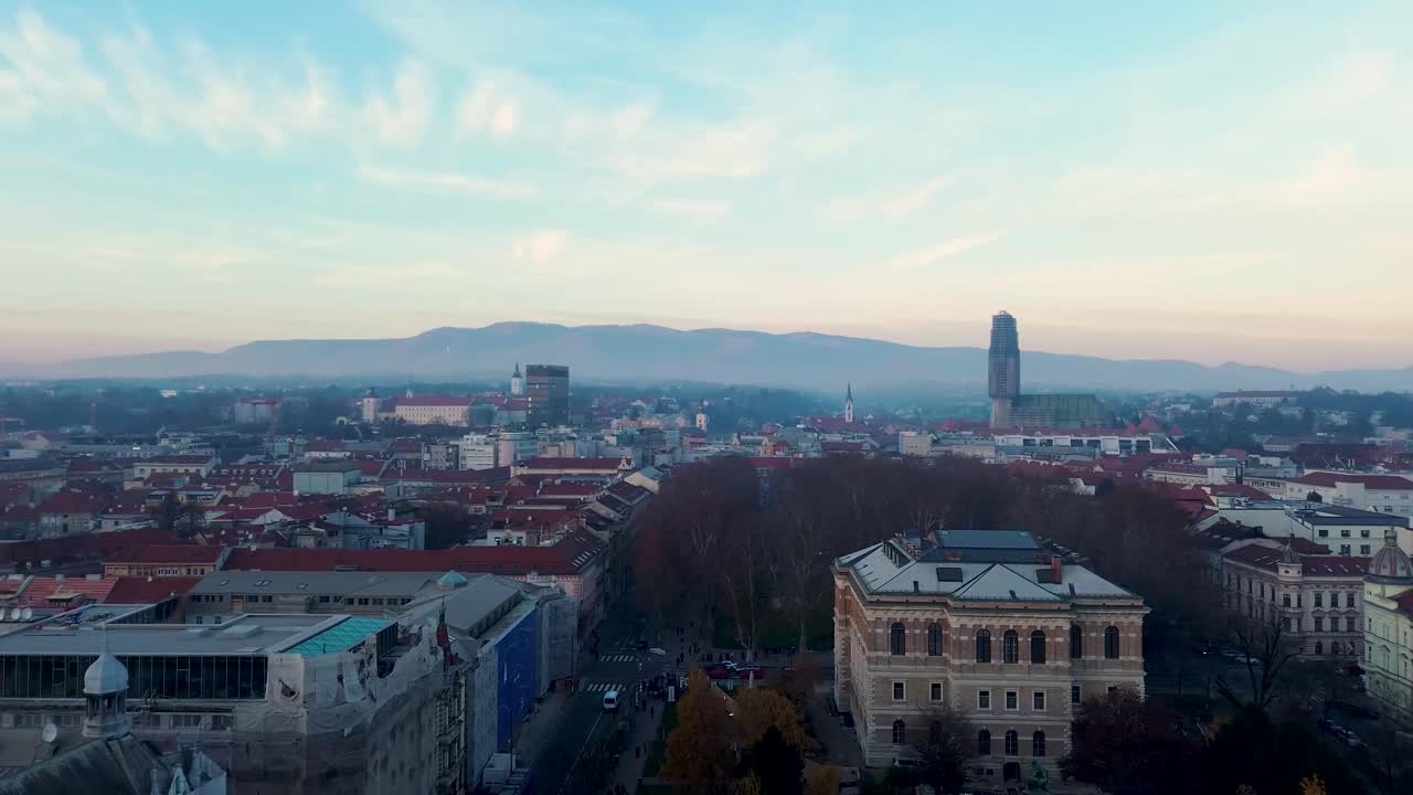 Zagreb é a vibrante capital da Croácia, conhecida pela sua histórica Cidade Alta, charmosas ruas de paralelepípedos, arquitetura austro-húngara, museus e sua animada cultura de cafés.