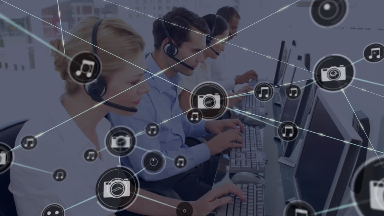 animación de la red de iconos digitales sobre feliz hombre caucásico usando auriculares de teléfono usando computadora