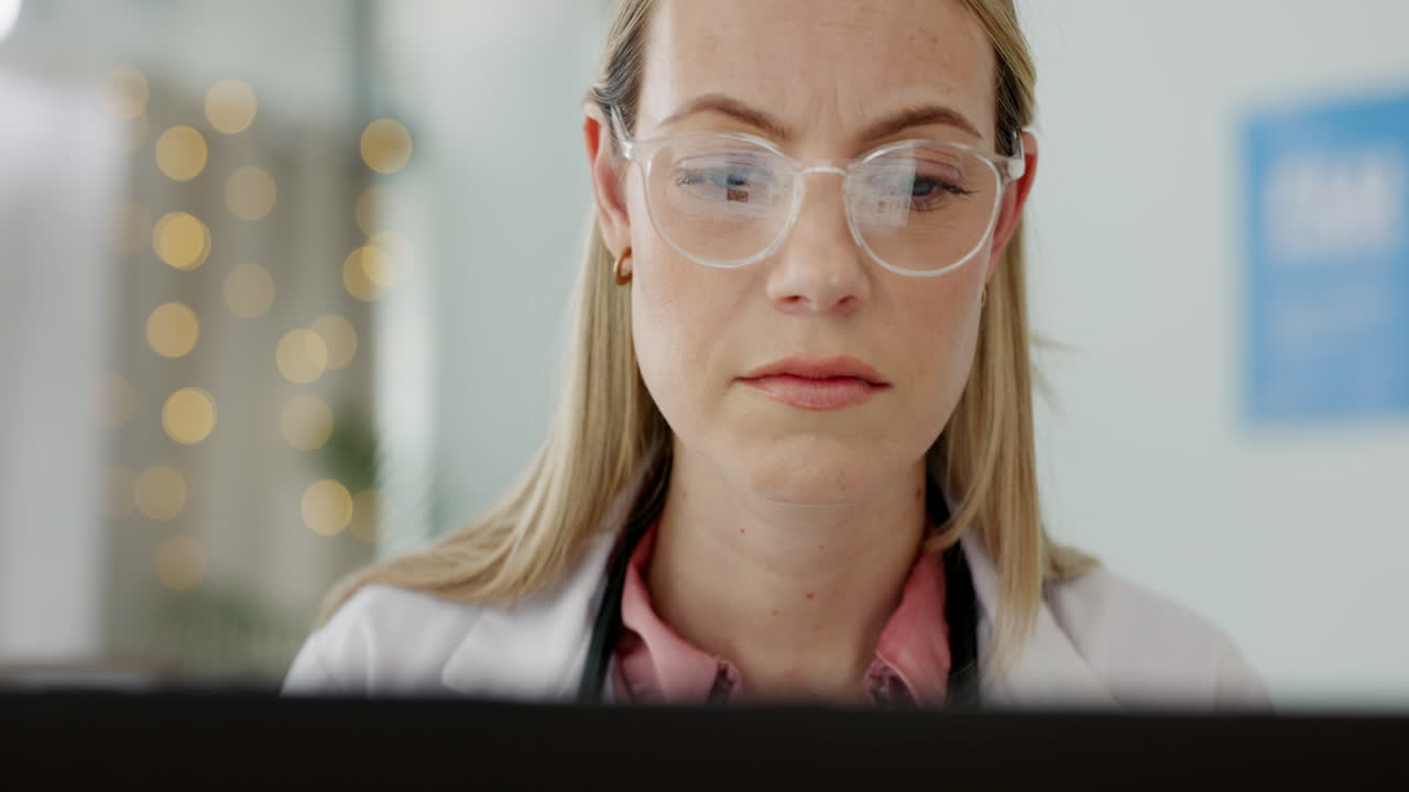 Medico, computer e dottore che fa ricerca