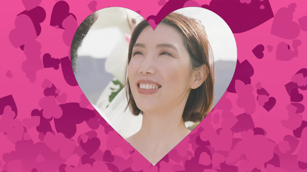 웃는 여자 야외에서 심장 모양의 애니메이션이 그녀를 둘러싸고 떠다니고 있습니다.