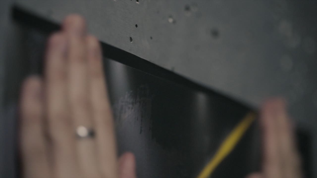 persona escalando una pared de hormigón