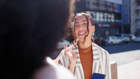 Mujer-Feliz,-Amigos-Y-Hablando-Por-Las-Calles-De-La-Ciudad.