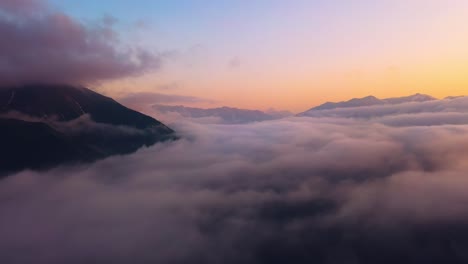 Mit-Der-Späten-Sonne-über-Die-Wolken-Fliegen.-Sonnenaufgang-Oder-Sonnenuntergang-Bunter-Himmelshintergrund.