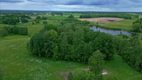 Luftdrohnenansicht,-Die-Sich-Langsam-Durch-Eine-Ländliche-Landschaft-Mit-Einem-See-Bewegt