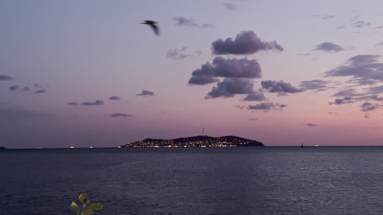 해가 지면 다채로운 하늘과 구름과 바다