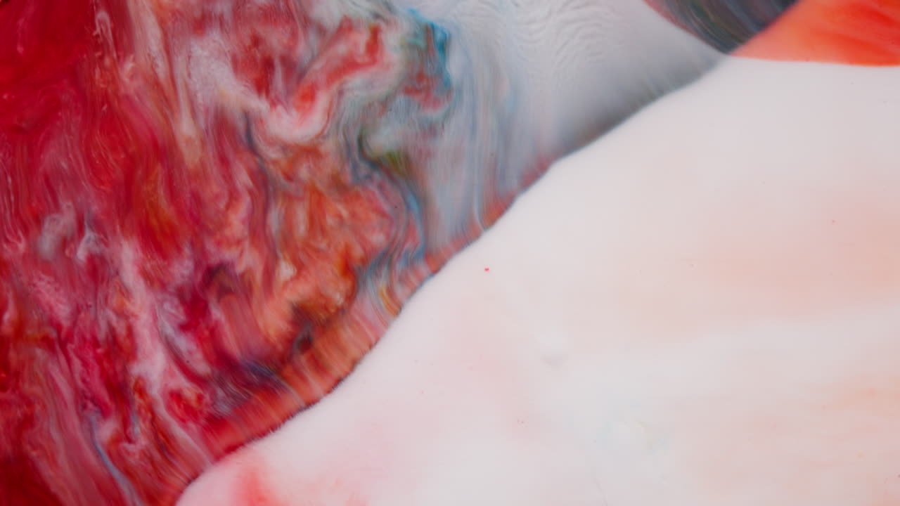 Sfondo astratto rosso e bianco con forme organiche e inchiostri colorati