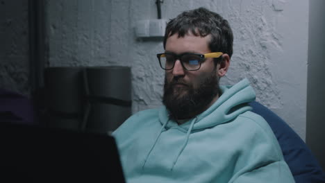 hombre trabajando en la computadora portátil por la noche