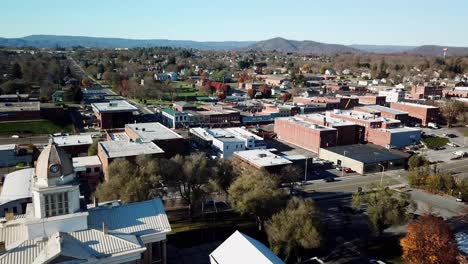 vuelo aéreo sobre el juzgado del condado de wythe en wytheville virginia, wytheville va