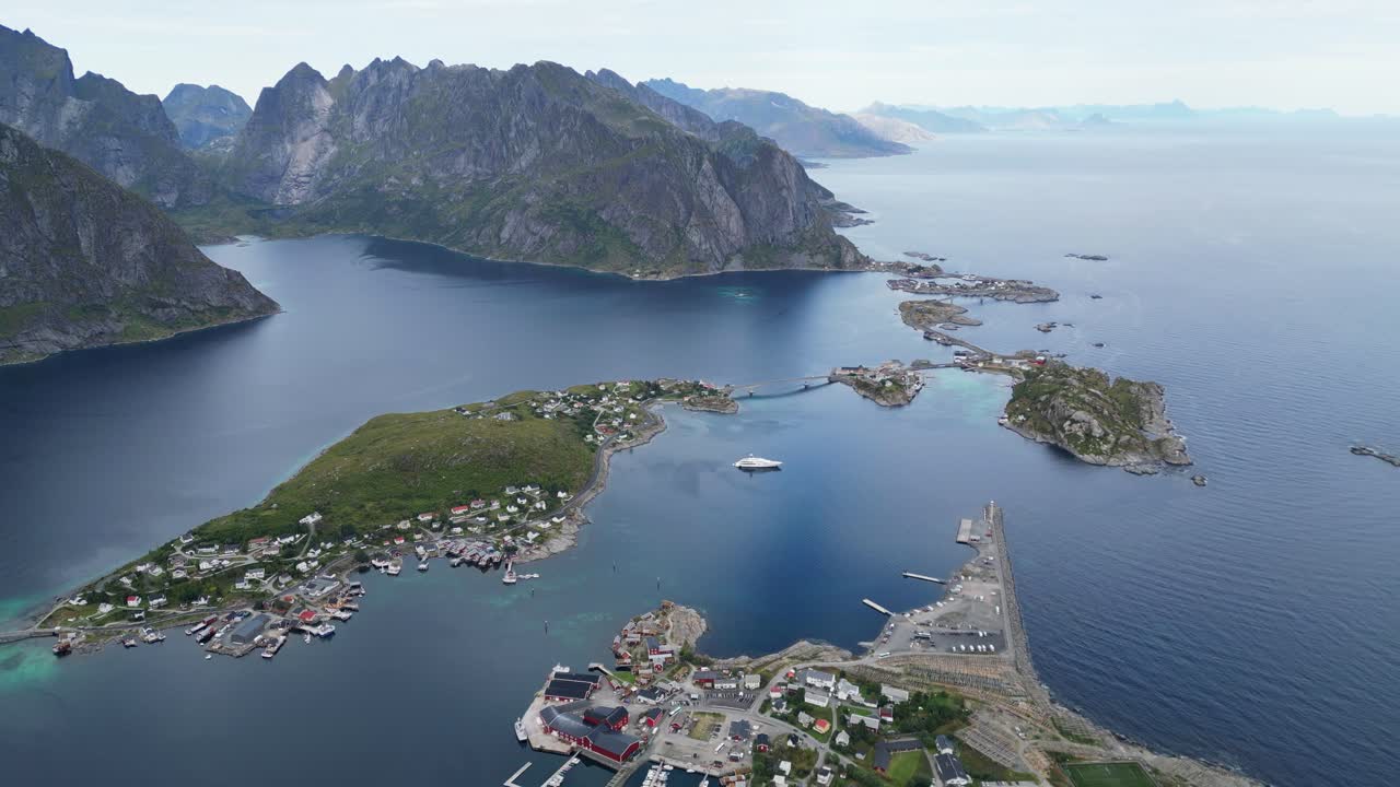 Vista aerea di Reinebringen a Reine, Arcipelago delle Isole Lofoten, Norvegia, Scandinavia - 4K