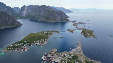 Vista-Aérea-De-Reinebringen-En-Reine,-Archipiélago-De-Las-Islas-Lofoten,-Noruega,-Escandinavia---4k