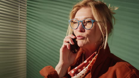 mujer de negocios de alto nivel hablando por teléfono celular