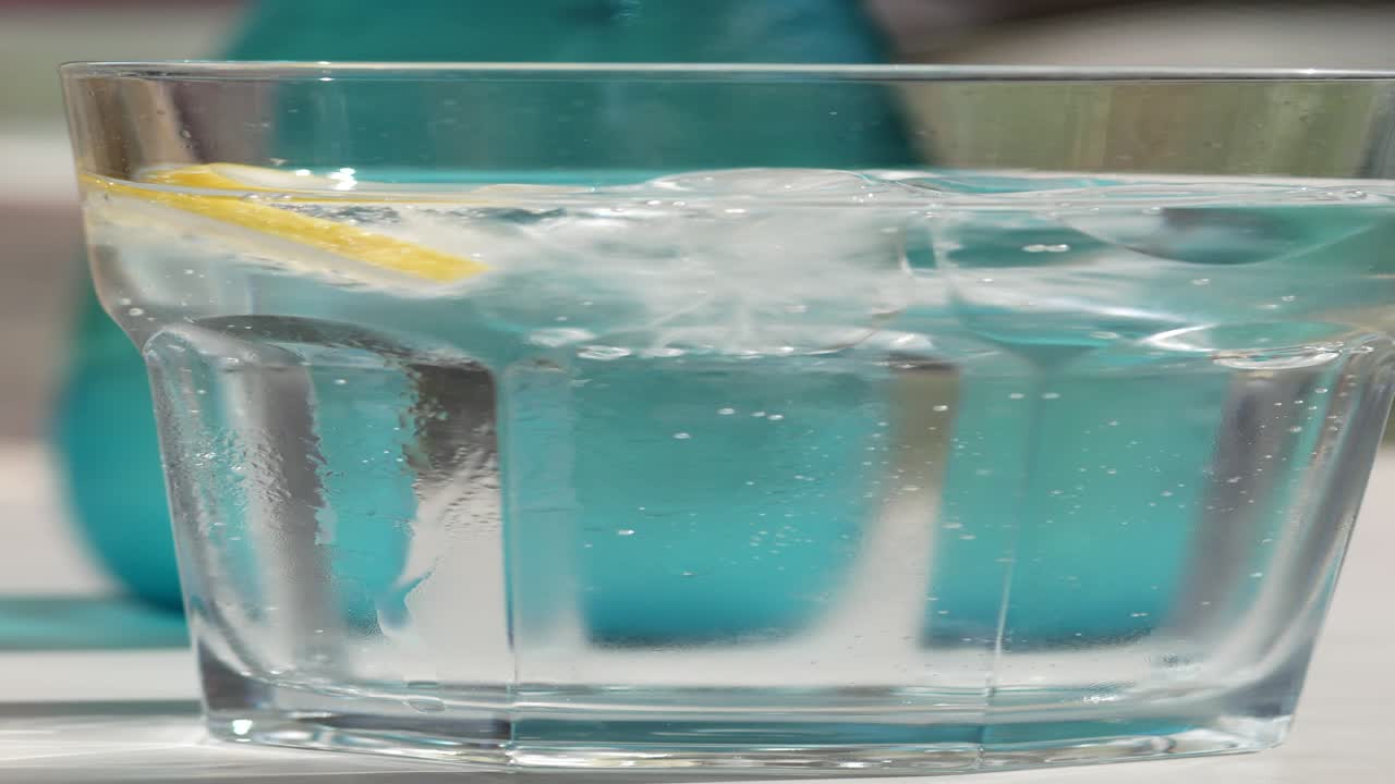 레몬 을 넣은 상쾌 한 거품 물