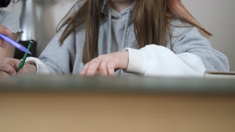 estudiantes que estudian de cerca