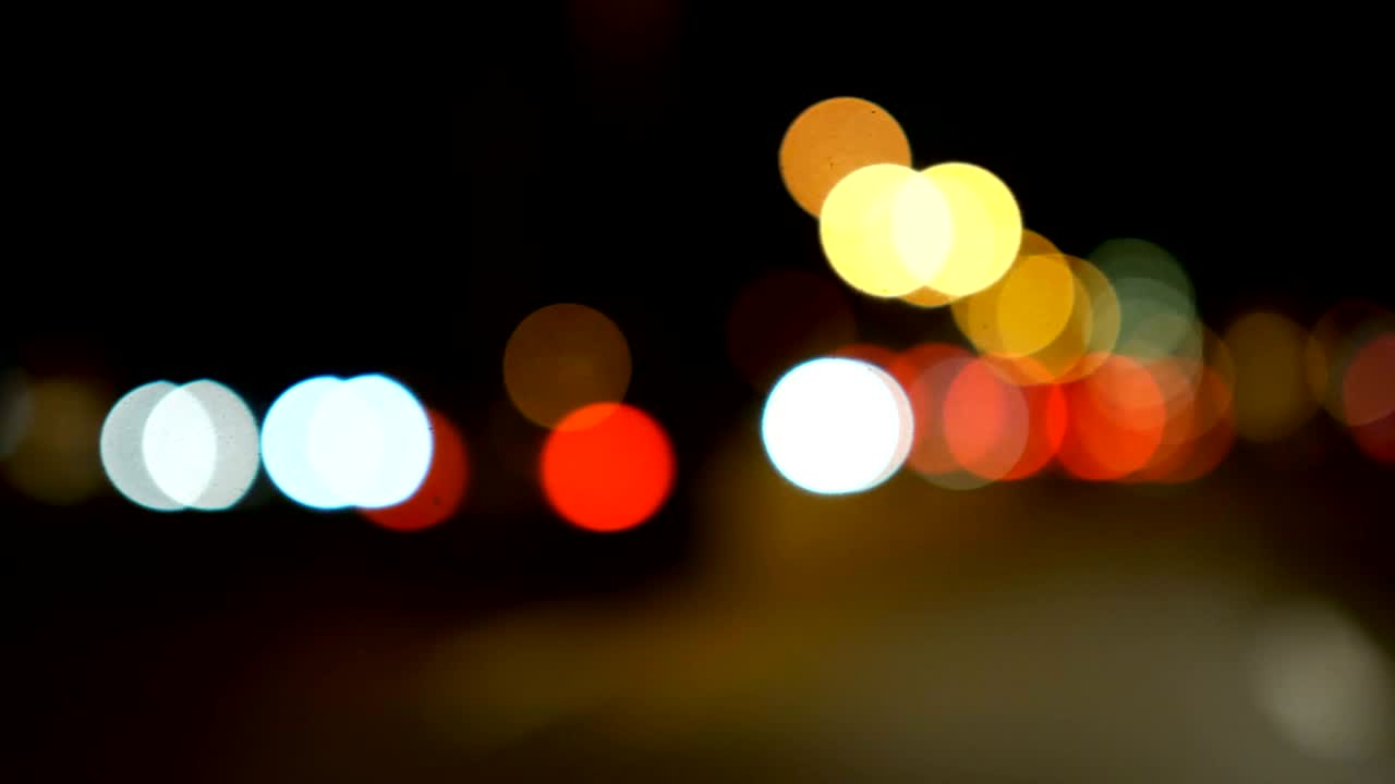 езда на машине по ночной дороге, шоссе. разфокусированные огни улицы лос-анджелеса. абстрактный фон города. движущиеся круги ночного движения.