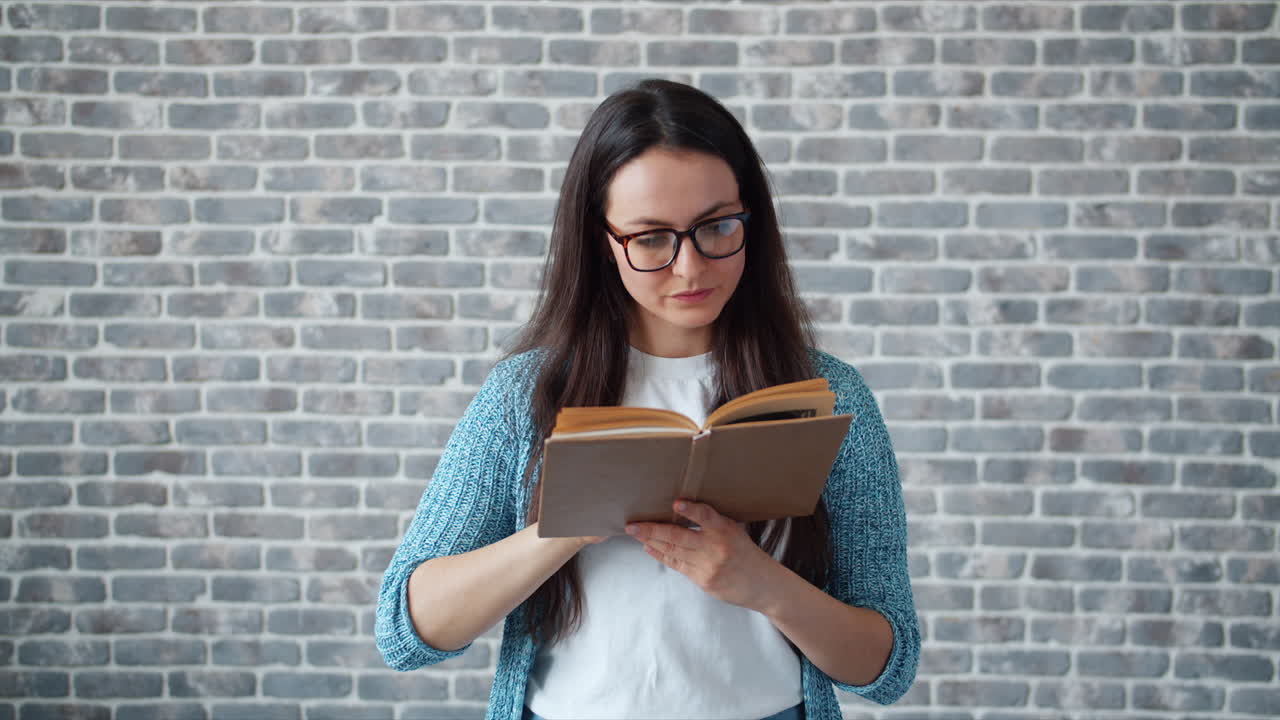 mujer leyendo un libro