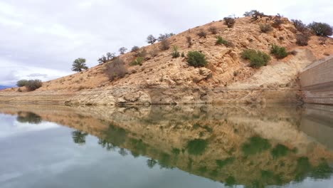 Präsentieren-Sie-Die-Lebendige-Natur-Der-Stadt-Und-Die-Atemberaubende-Küste.-Erleben-Sie-Den-Faszinierenden-Reiz-Von-Agadir,-Marokko,-Anhand-Atemberaubender-Reisedrohnenaufnahmen