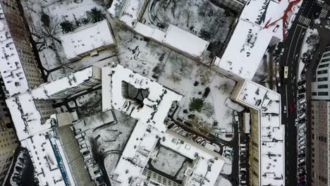 vista aérea sobre techos cubiertos de nieve en varsovia, invierno en polonia - ojo de pájaro, disparo de drones
