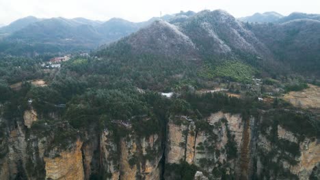 Aerial-shot-towards-showing-tourists-at-the-Zhangjiajie-National-Park-viewpoint,-China