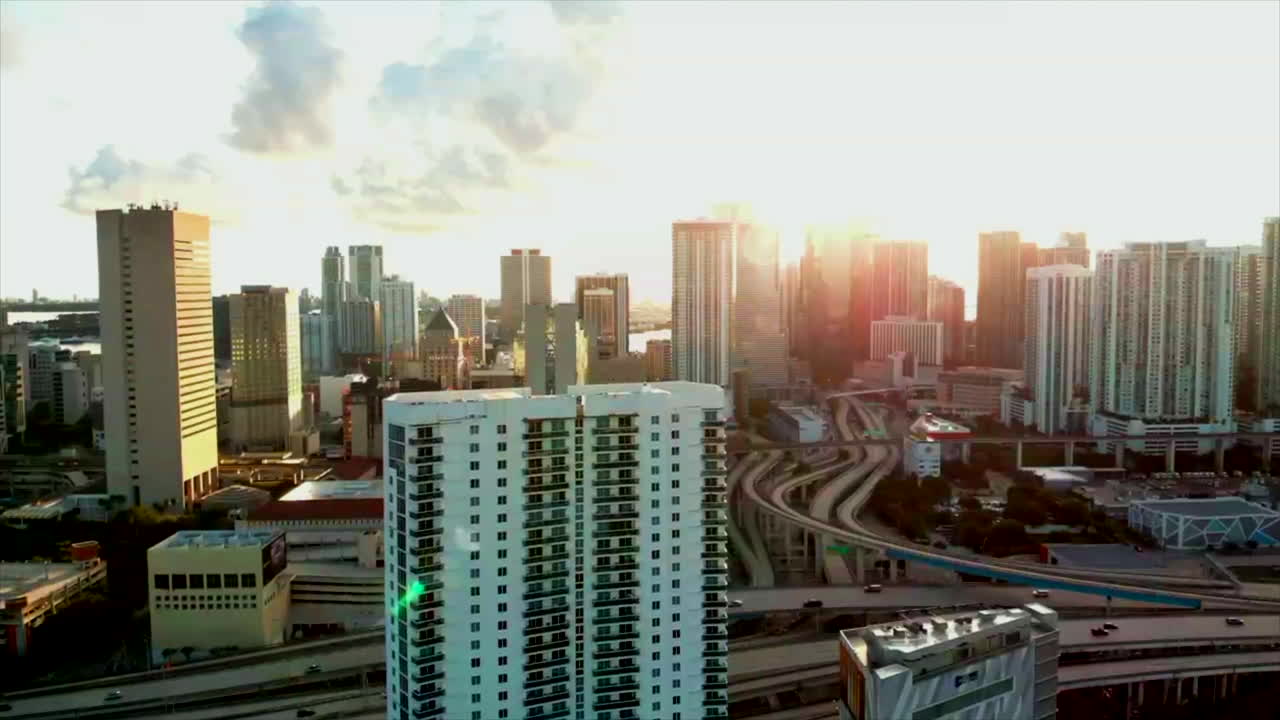Imagem aérea 4K do horizonte de Miami durante o dia