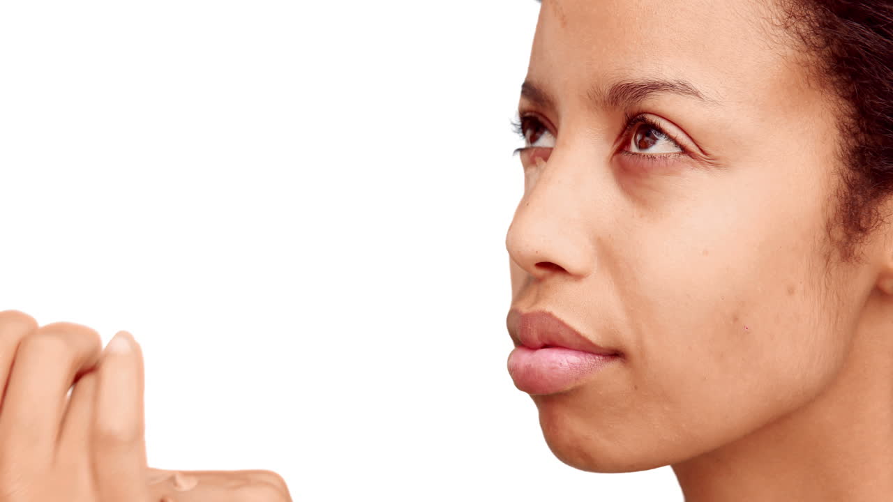 artista de maquillaje poniendo crema en la cara de las modelos