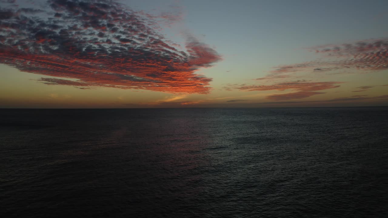 Die feurigen Farben des Sonnenuntergangs über dem Meer bei den Fidschi-Inseln – Luftaufnahme