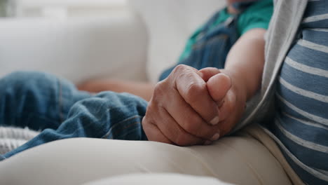 niño pequeño tomándose de la mano con la abuela niño mostrando compasión por la abuela disfrutando del amor del nieto concepto de apoyo familiar personas irreconocibles 4k