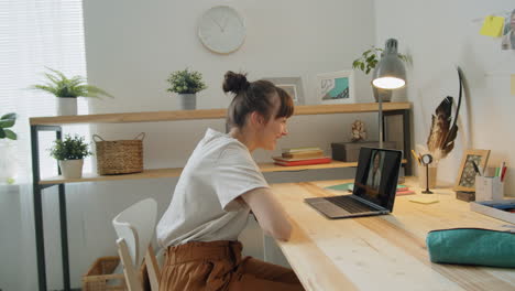 Mujer-Sentada-En-Casa-Y-Chateando-En-Videollamada