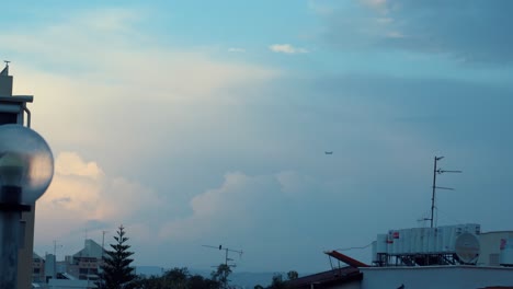 Fliegendes-Flugzeug-In-Einem-Stürmischen-Dunkelblauen-Himmel,-Bunte-Sonnenuntergangswolken,-4k-Video