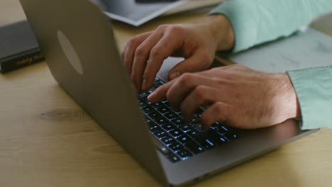 persona escribiendo en una computadora portátil