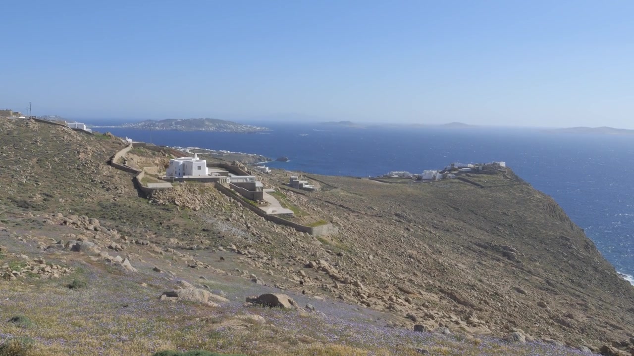 Panorama cativante da Ilha de Mykonos e do belo Mar Egeu a partir do Farol de Armenistis. Tomada panorâmica