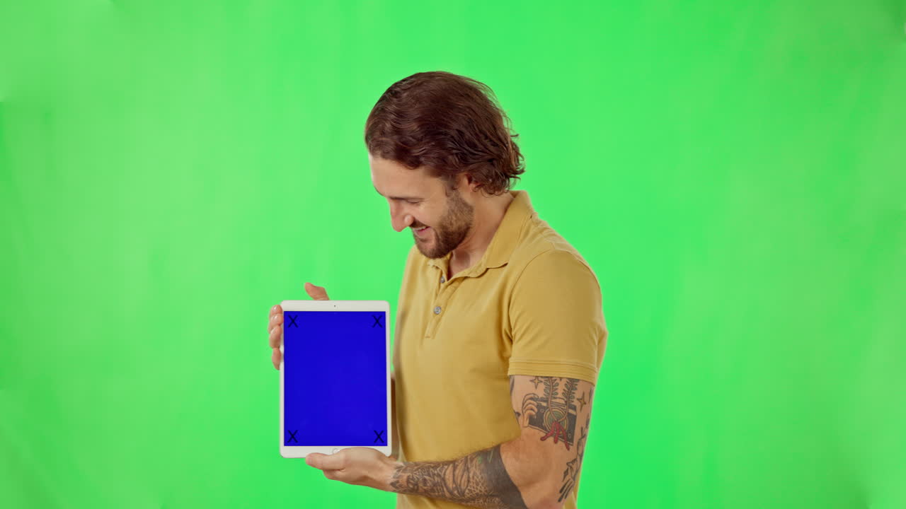 maqueta, apuntando y tableta con hombre en verde