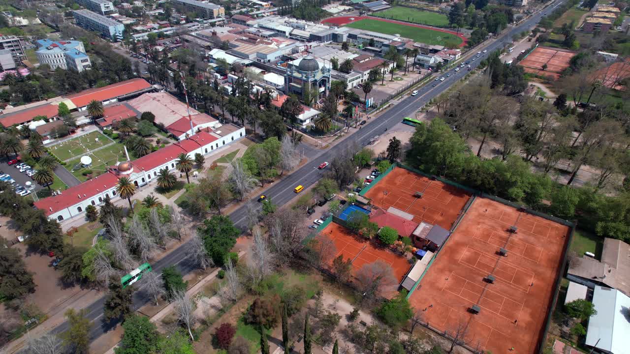 vista de arriba hacia abajo de las canchas de tenis de tierra batida del parque quinta normal, drone hacia el museo artequin